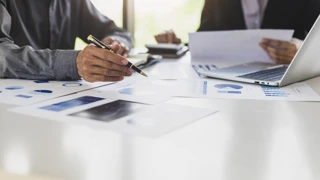 Discussingfinances Adobestock 607870891